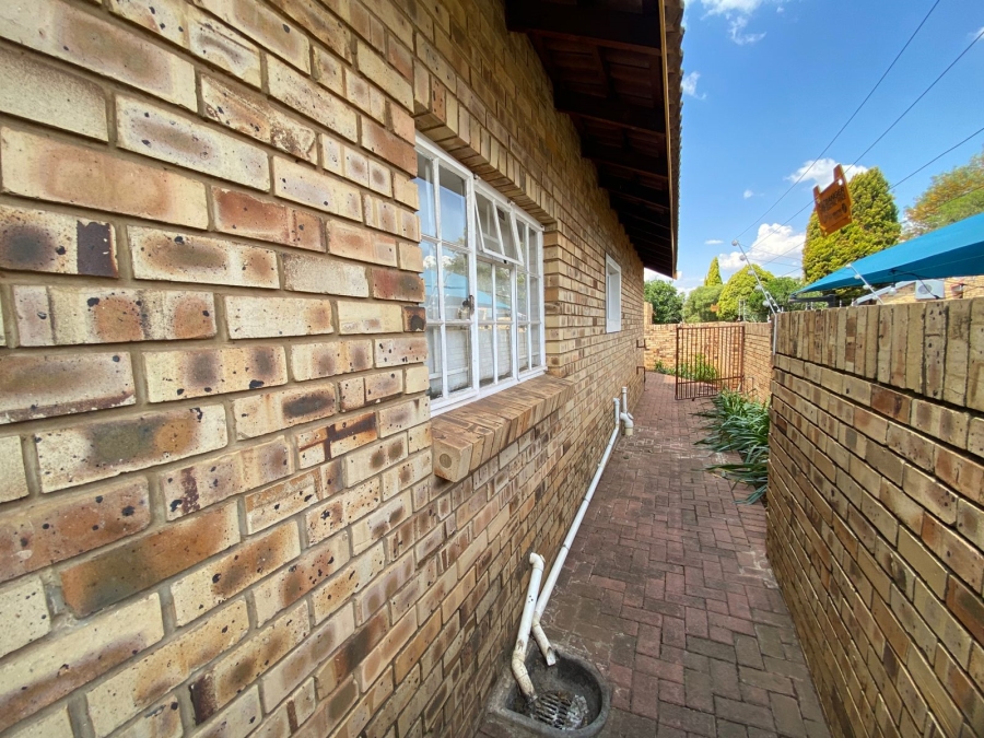 6 Bedroom Property for Sale in Kannoniers Park North West